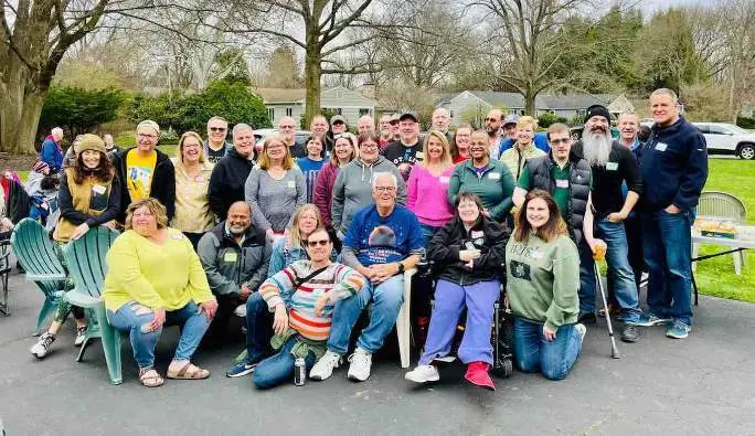  Patrick Moriarty (centro, camisa azul) y un grupo de sus antiguos alumnos vieron juntos el eclipse solar el lunes en Nueva York. (Caitlin Moriarty Hynick) 