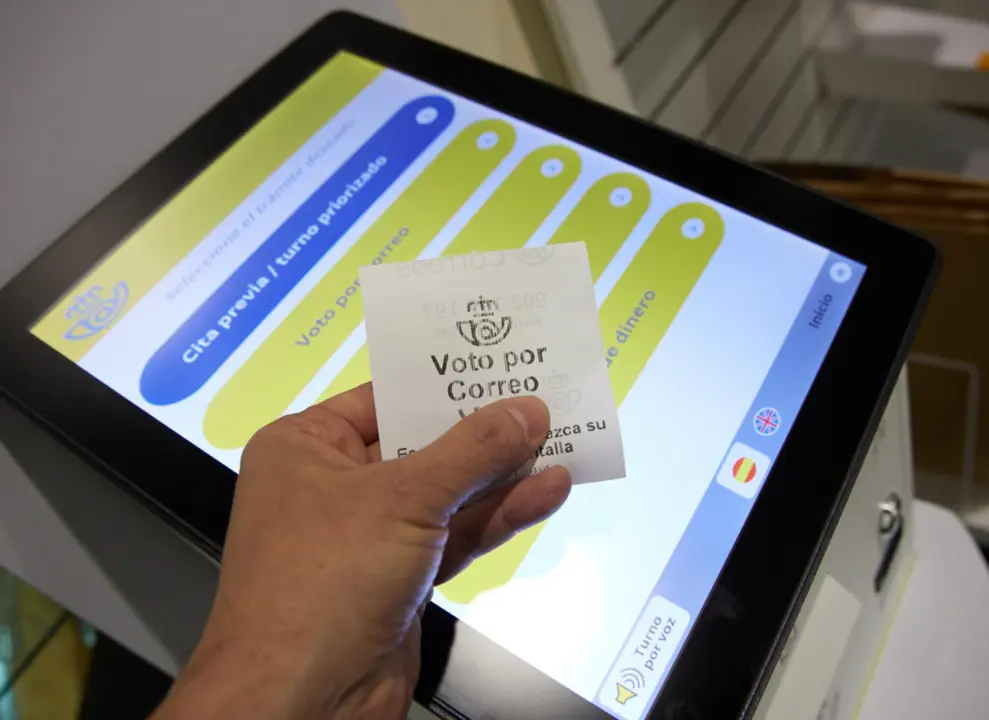  Archivo - Una persona con un ticket de voto por correo en la oficina de Correos de Cibeles, a 1 de junio de 2023, en Madrid (Espa&ntilde;a). La solicitud de voto por correo puede realizarse en todas las oficinas de Correos de Espa&ntilde;a. - Jes&uacute;s Hell&iacute;n - Europa Press - Archivo 