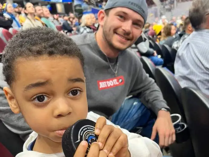  Nasir, el hijo de 4 a&ntilde;os de Asia Davis, sostiene el disco de hockey del que le salv&oacute; Andrew Podolak. (Asia Davis) 