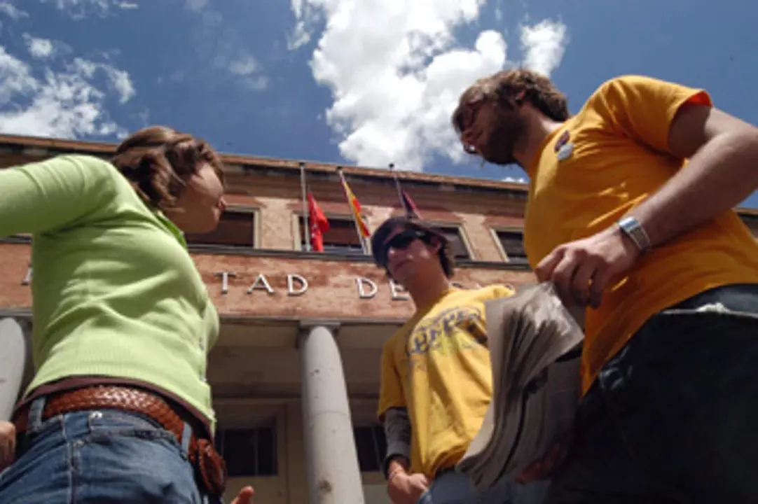  Fotografias de estudiantes de Farmacia, ante la pueta de la Facultad. Fotos para el reportaje sobre "J&oacute;venes y precariedad laboral". 