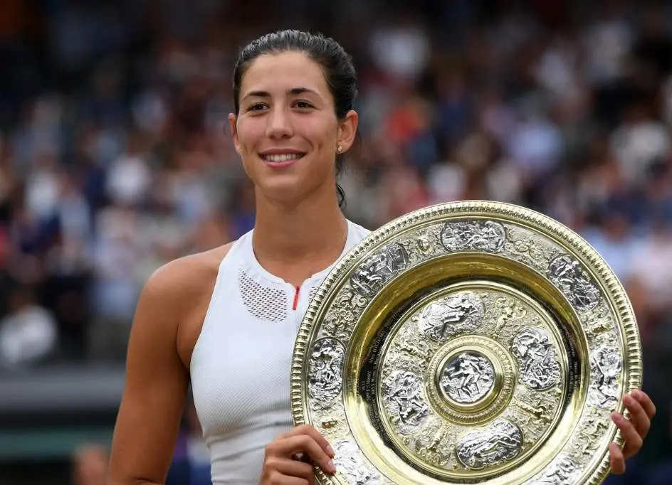  Garbi&ntilde;e Muguruza con su trofeo de ganadora de Wimbledon 2017 