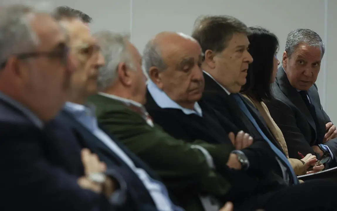  Archivo - El expresidente de la Comunitat valencinaa Jos&eacute; Luis Olivas (3d) y el expresidente de la Generalitat valenciana y exministro Eduardo Zaplana (1d) durante el juicio de Erial - Rober Solsona - Europa Press - Archivo 