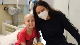 Rosal&iacute;a junto a un peque&ntilde;o hospitalizado