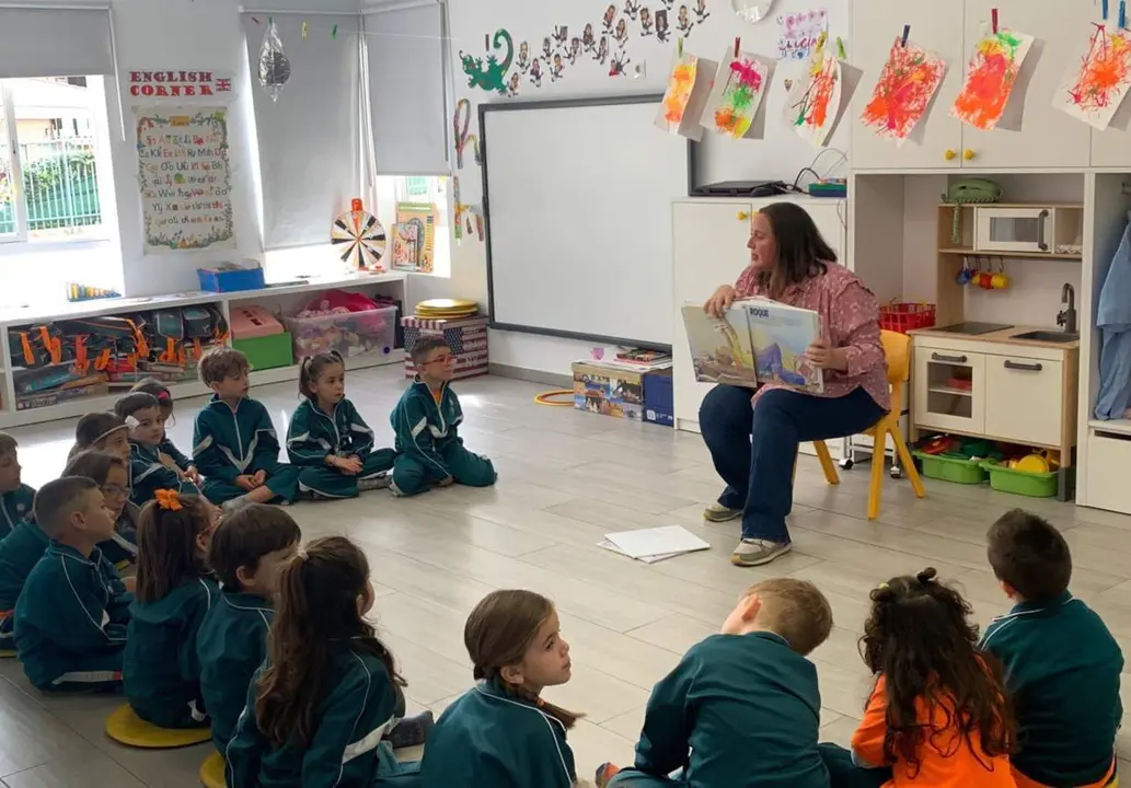  Profesora dando clase - CRECER JUGANDO 