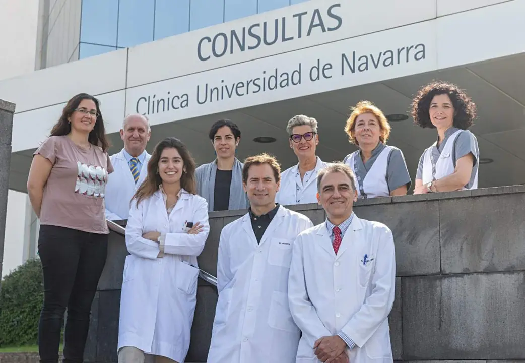  El doctor Jos&eacute; Luis P&eacute;rez Gracia (primero por la derecha en primera fila) y la Dra. Ana Pati&ntilde;o (tercera por la derecha en segunda fila), junto al equipo de investigadores del CCUN. - CCUN 
