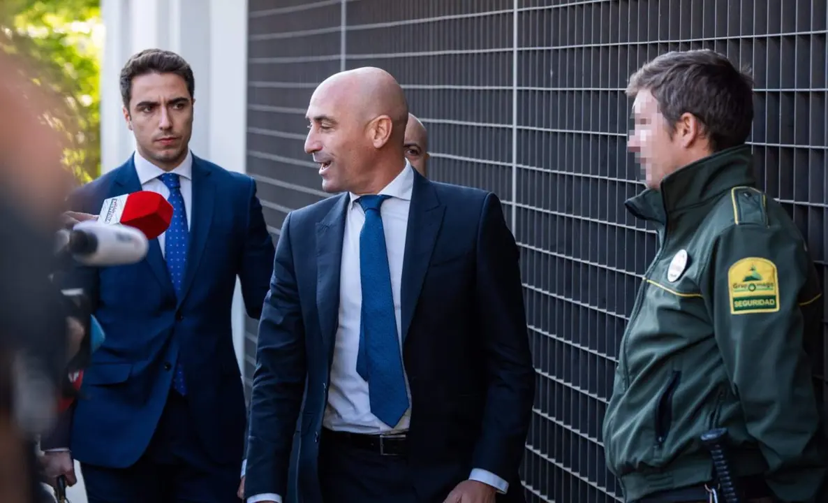  El expresidente de la RFEF Luis Rubiales (c) a su llegada a declarar en calidad de imputado al Juzgado de Primera Instancia e Instrucci&oacute;n N&uacute;mero 4 de Majadahonda, a 29 de abril de 2024, en Majadahonda, Madrid (Espa&ntilde;a). La jueza interroga hoy a Luis Rubial - Matias Chiofalo - Europa Press 