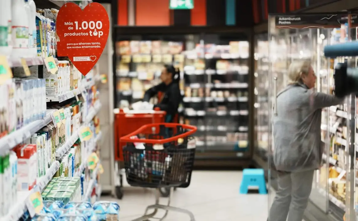  Archivo - Oferta en forma de coraz&oacute;n de los 1.000 productos en un supermercado Eroski - H 