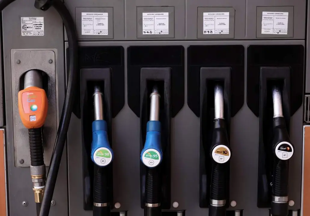  Archivo - Varias mangueras de carburante, en una gasolinera, a 28 de octubre de 2021, en Madrid (Espa&ntilde;a). - Eduardo Parra - Europa Press - Archivo 