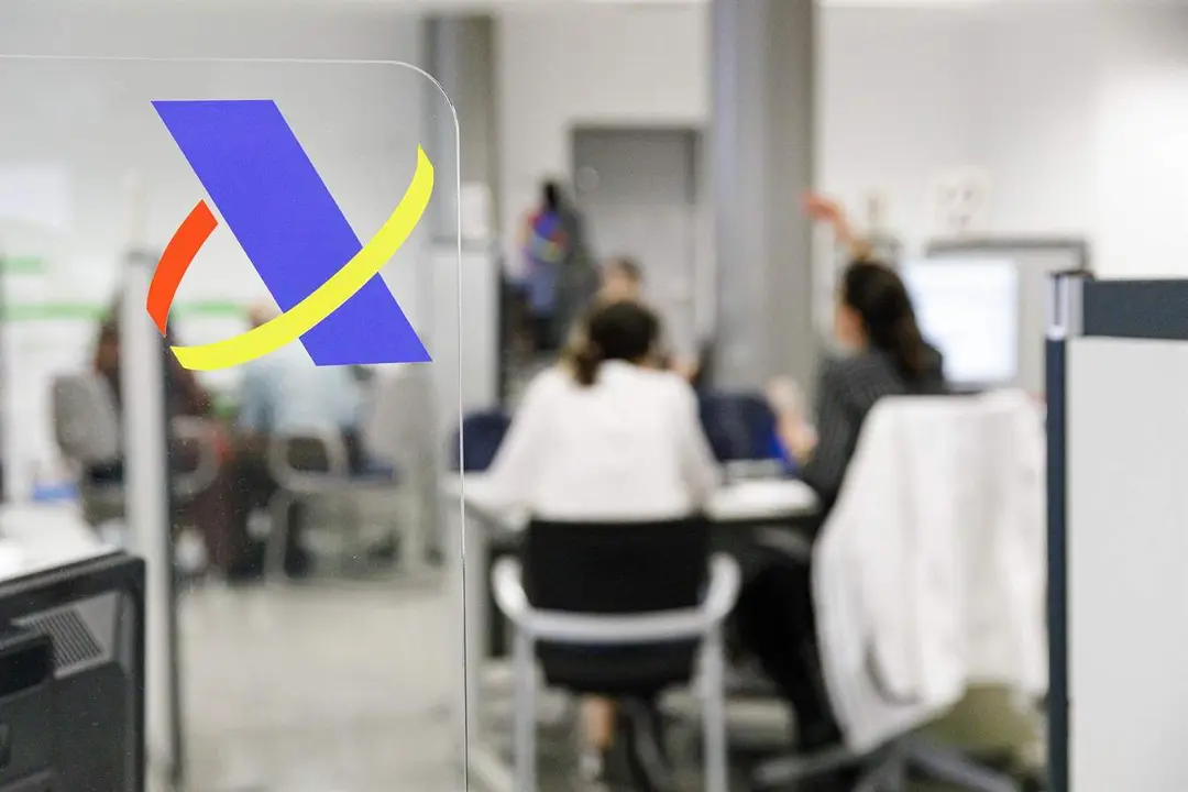  Varias personas en las Oficinas de la Agencia Tributaria 