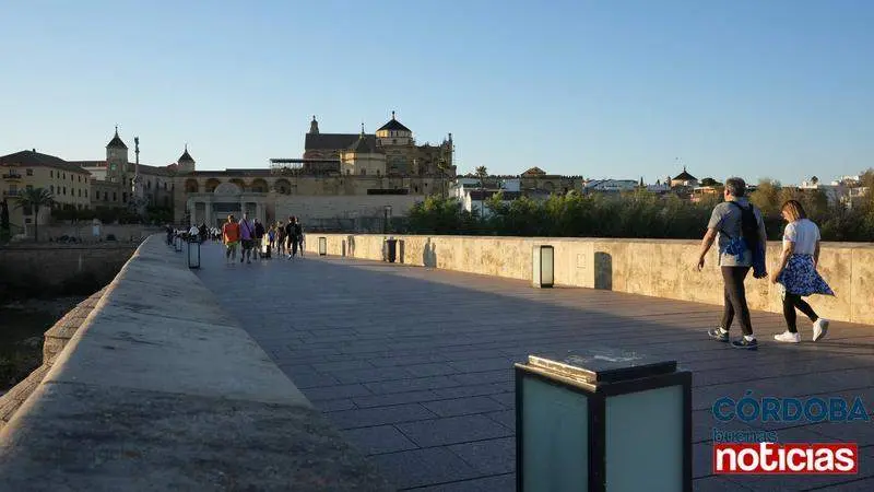  Personas paseando por el Puente Romano CBN 