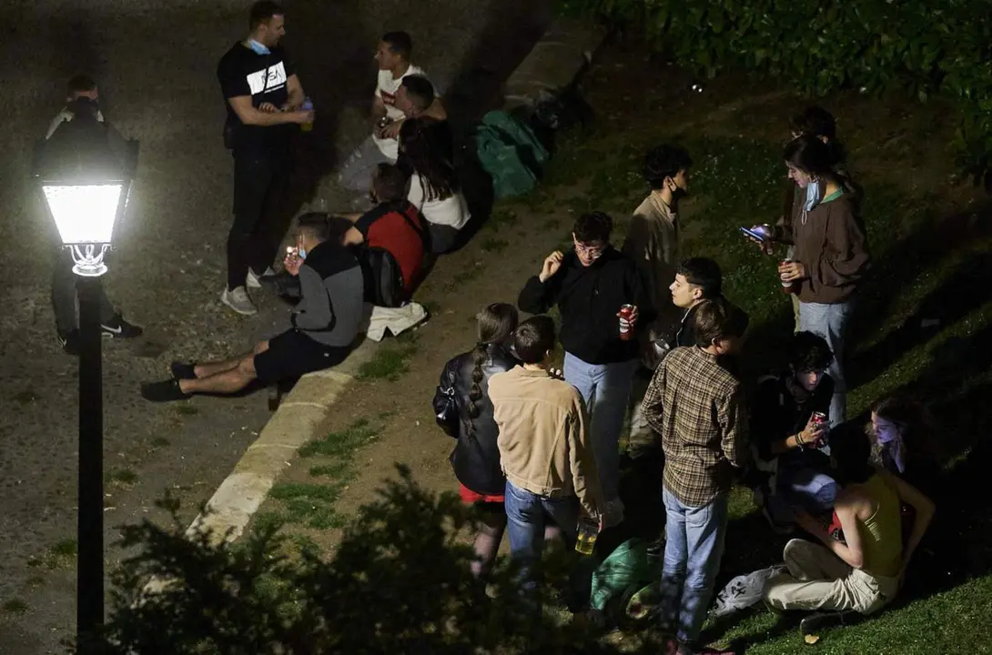  Archivo - Varios j&oacute;venes se concentran en el Parque de las Vistillas - Europa Press - Archivo 