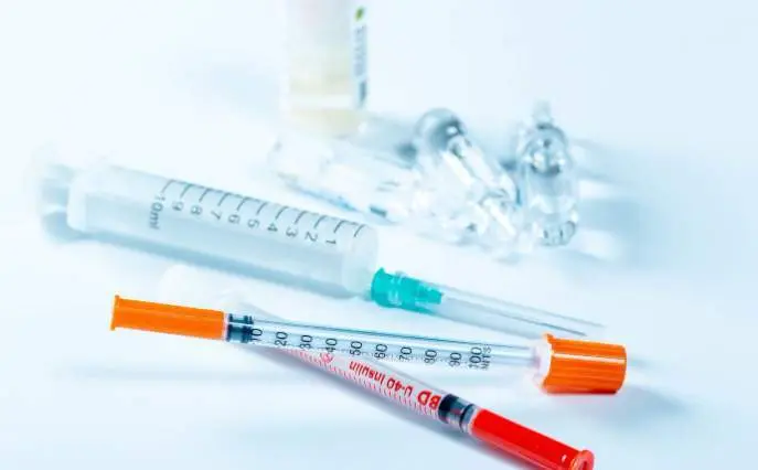 Insulina normal y una jeringuilla de ampollas y viales de medicamentos 
