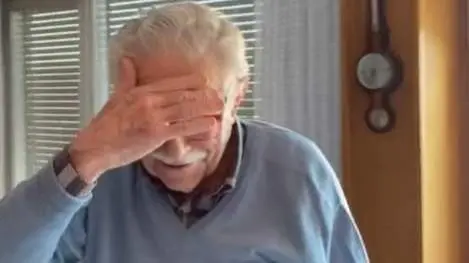  El abuelo en el momento del regalo 