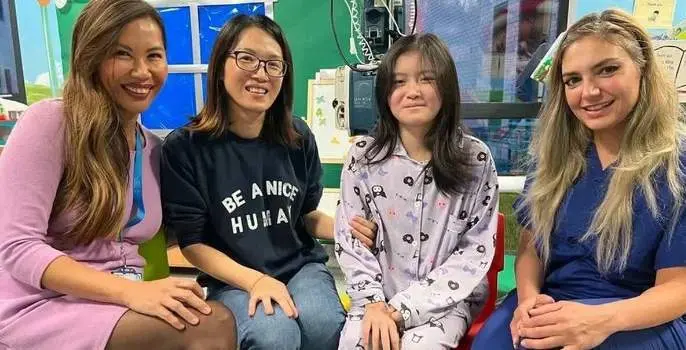  De izquierda a derecha, la Dra. Yvonne Slater, gastroenter&oacute;loga pedi&aacute;trica consultora, Ning Chen, Kai Xue y la Dra. Mona Mossad, radi&oacute;loga intervencionista consultora - credit University Hospitals North Midlands. 