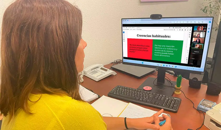  Una chica recibiendo la formaci&oacute;n | Junta de Andaluc&iacute;a 