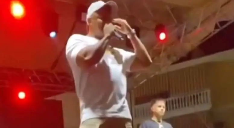  El cantanto dominicano, parando el concierto para notificar la agresi&oacute;n 