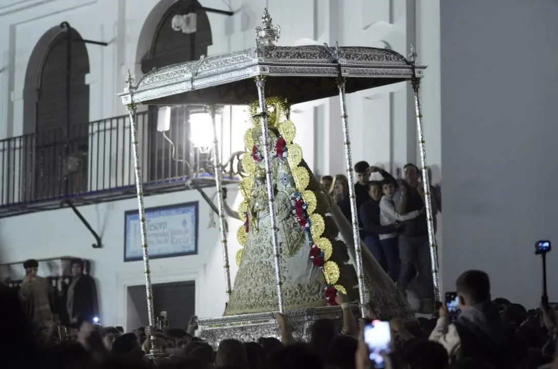  Salida de la Virgen del Roc&iacute;o de sus Santuario durante la romer&iacute;a de 2024. - JOAQU&Iacute;N CORCHERO/EUROPA PRESS 