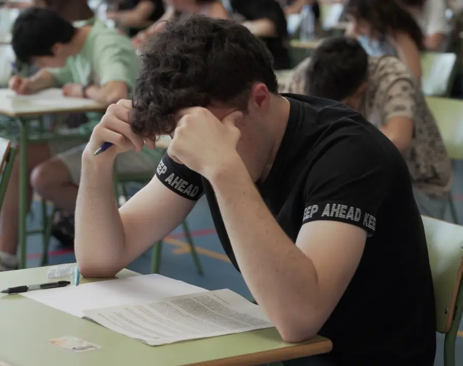  Archivo - Un estudiante realiza uno de los ex&aacute;menes de la EBAU - Alberto Ruiz - Europa Press - Archivo 