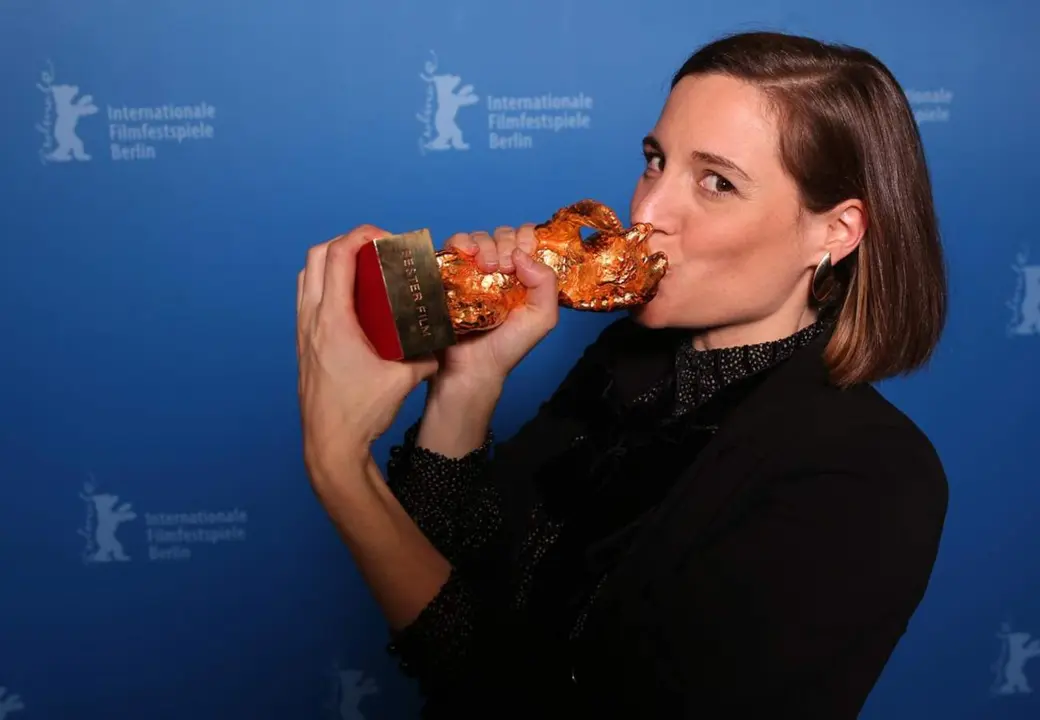  Archivo - Carla Sim&oacute;n posa con el Oso de Oro que gan&oacute; por 'Alcarr&aacute;s' en la Berlinale en 2022. - Ronny Hartmann/AFP POOL/dpa - Archivo 