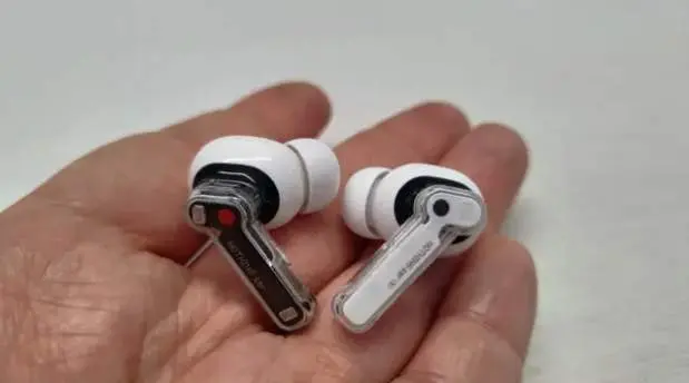  Un auricular Nothing Ear y un auricular Nothing Ear (a)(20bits) 