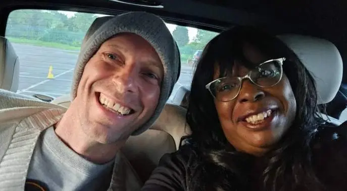  Chris Martin, de Coldplay, y su admiradora Saundra Glenn viajan juntos en el Mercedes de Martin - cr&eacute;dito, Saundra Glenn, publicada 