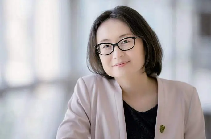 Dra. Baiyu Helen Zhang Profesora y titular de la C&aacute;tedra de Investigaci&oacute;n de Canad&aacute; Universidad Memorial de Terranova - cr&eacute;dito, CLS, CC 2.0. POR NA 