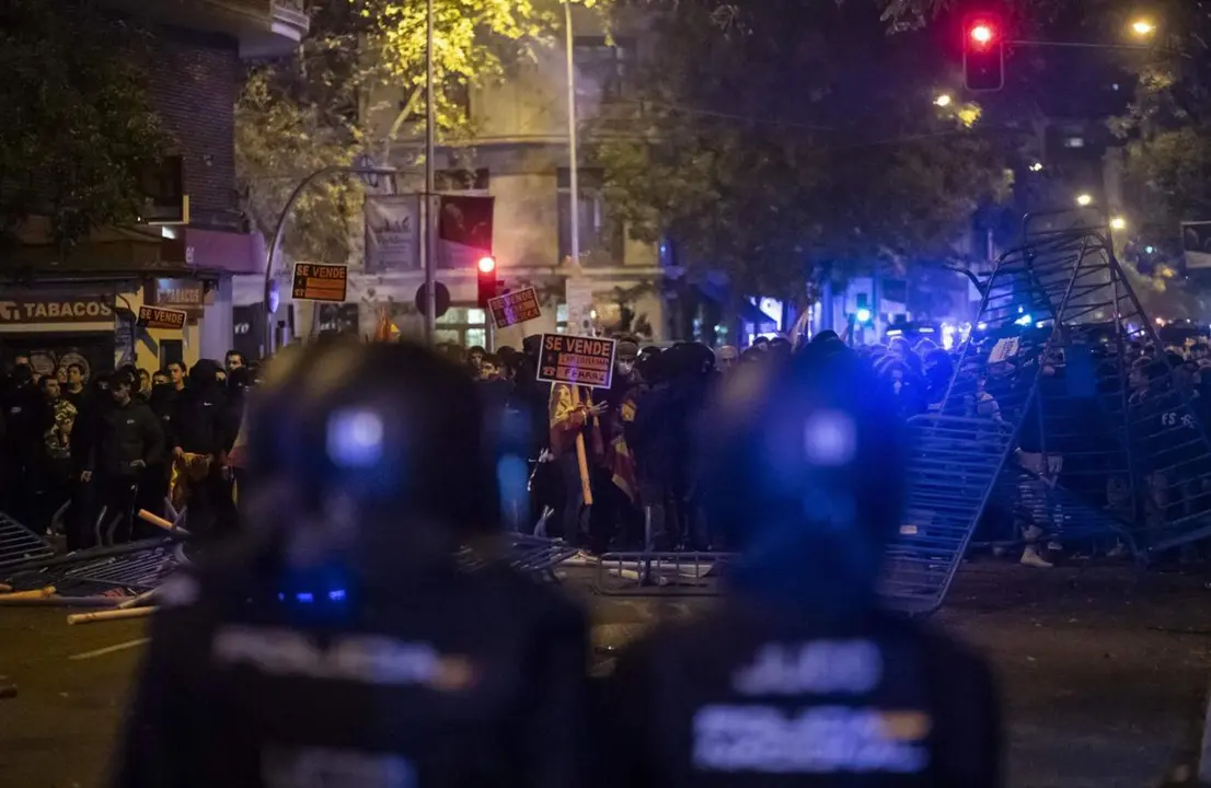  Archivo - J&oacute;venes protestando en la sede socialista de Ferraz - A. P&eacute;rez Meca - Europa Press - Archivo 