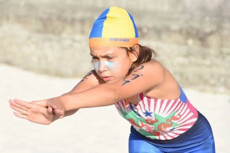  - Una socorrista infantil se prepara para recibir el testigo en la prueba de<br>relevo sprint en la pasada edici&oacute;n del Campeonato de Espa&ntilde;a Infantil y Cadete, disputada<br>en la Playa de Laxe, en A Coru&ntilde;a/La Coru&ntilde;a. Autor: Javier S&aacute;nchez-RFESS 
