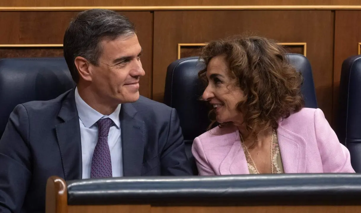  El presidente del Gobierno, Pedro S&aacute;nchez y la vicepresidenta primera y ministra de Hacienda, Mar&iacute;a Jes&uacute;s Montero, en el pleno del Congreso de los Diputados que aprob&oacute; la Ley de Amnist&iacute;a, a 30 de mayo de 2024, en Madrid (Espa&ntilde;a). - Eduardo Parra - Europa Press 
