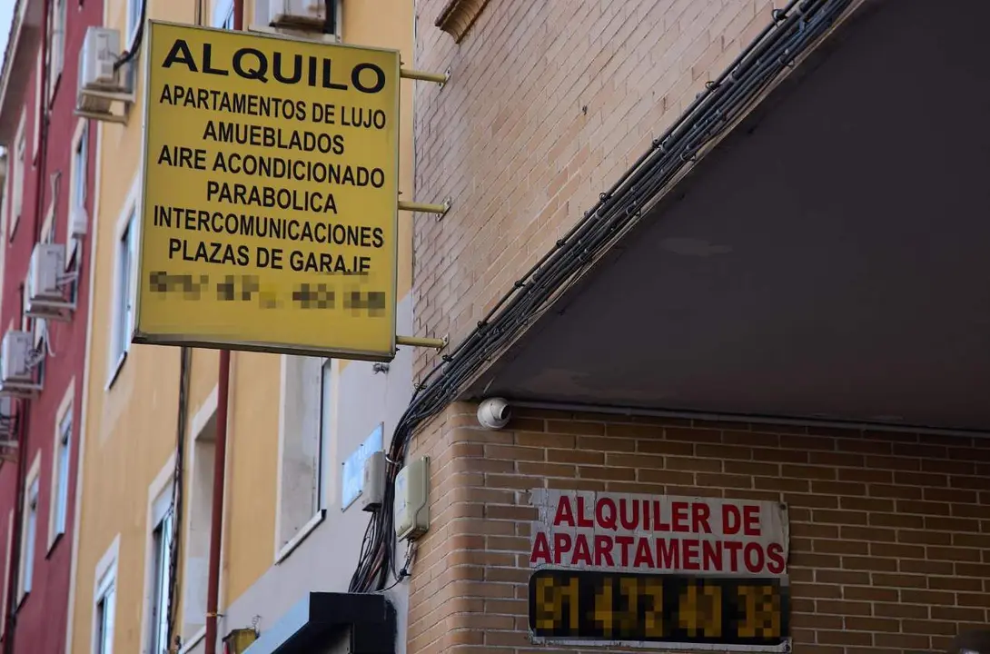  Archivo - Carteles de alquiler, a 13 de abril de 2024, en Madrid (Espa&ntilde;a). - Jes&uacute;s Hell&iacute;n - Europa Press - Archivo 