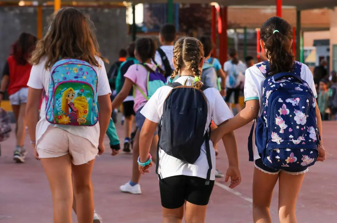  Archivo - Tres ni&ntilde;as a su llegada al colegio. - Marta Fern&aacute;ndez Jara - Europa Press - Archivo 
