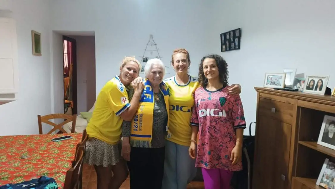  Mar&iacute;a junto a su familia posa con camisetas del C&aacute;diz CF en su casa 