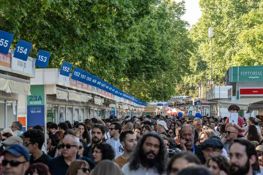  Ambiente durante la 83&ordf; edición de la Feria del Libro de Madrid, en el Parque del Retiro, a 1 de junio de 2024, en Madrid (España). - Matias Chiofalo - Europa Press 