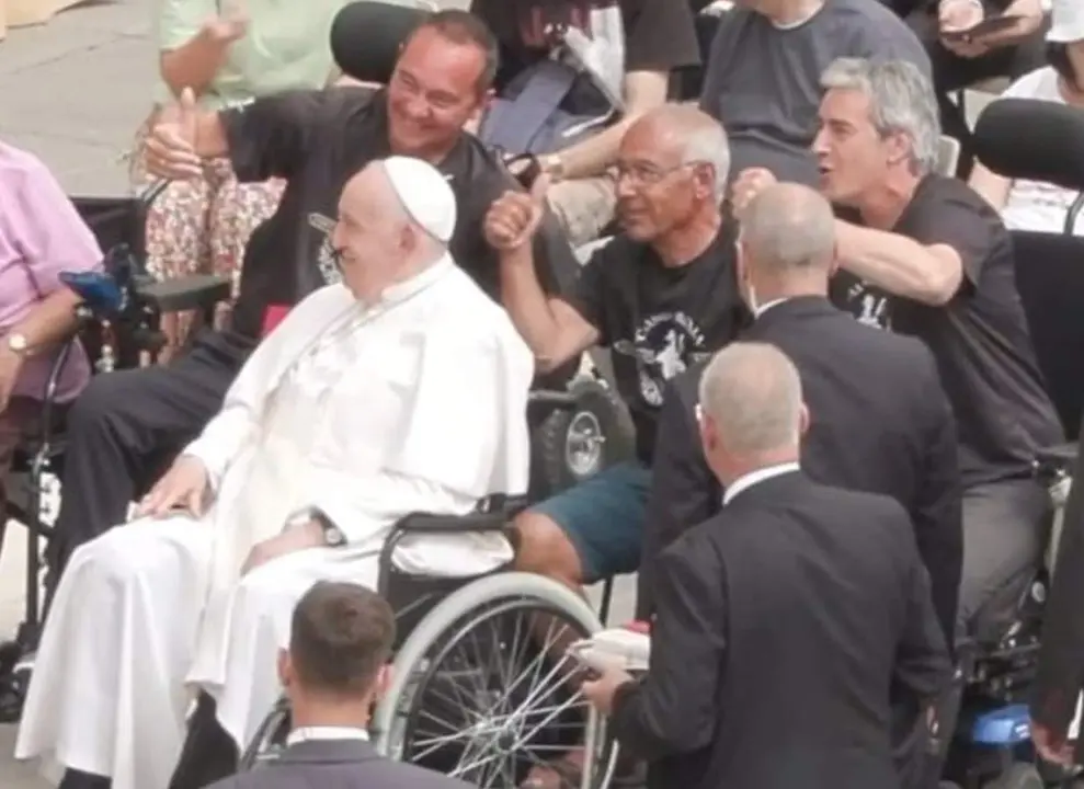  Dos espa&ntilde;oles recorren m&aacute;s de 800 km en silla de ruedas para pedir al Papa m&aacute;s investigaci&oacute;n de las enfermedades raras - CAMINUS 