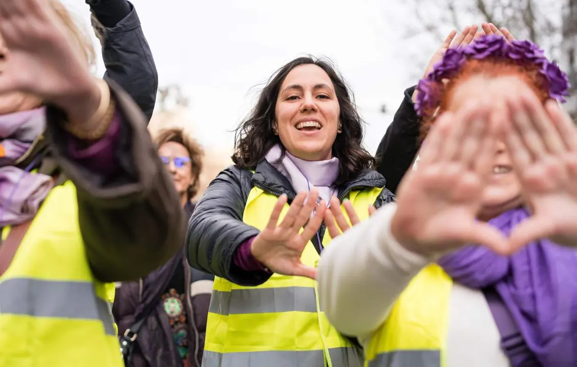  Archivo - Unas mujeres hacen un s&iacute;mbolo feminista con las manos durante una manifestaci&oacute;n convocada por el Movimiento Feminista de Madrid por el 8M - Diego Radam&eacute;s - Europa Press - Archivo 