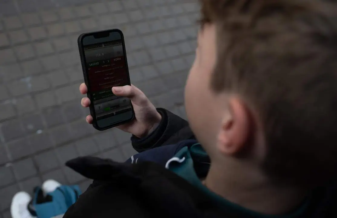  Archivo - Una persona usa el tel&eacute;fono m&oacute;vil, - David Zorrakino - Europa Press - Archivo 