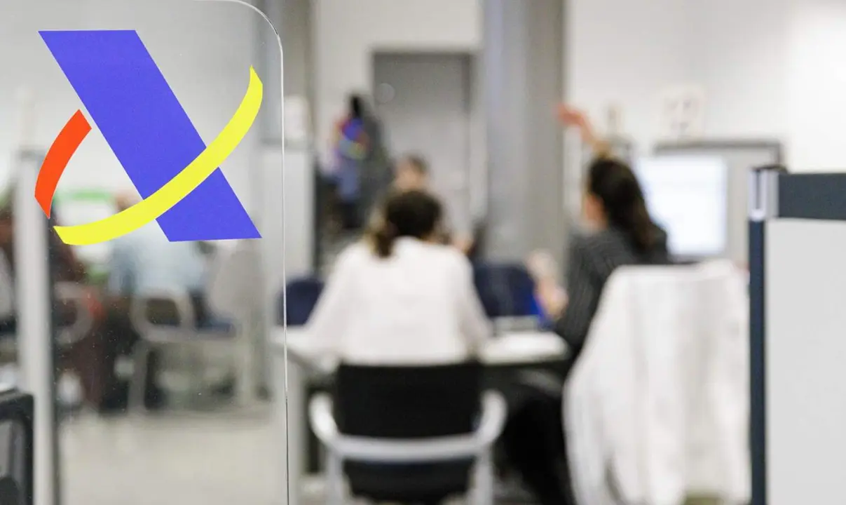  Archivo - Varias personas son atendidas en la Agencia Tributaria. - Carlos Luj&aacute;n - Europa Press - Archivo 