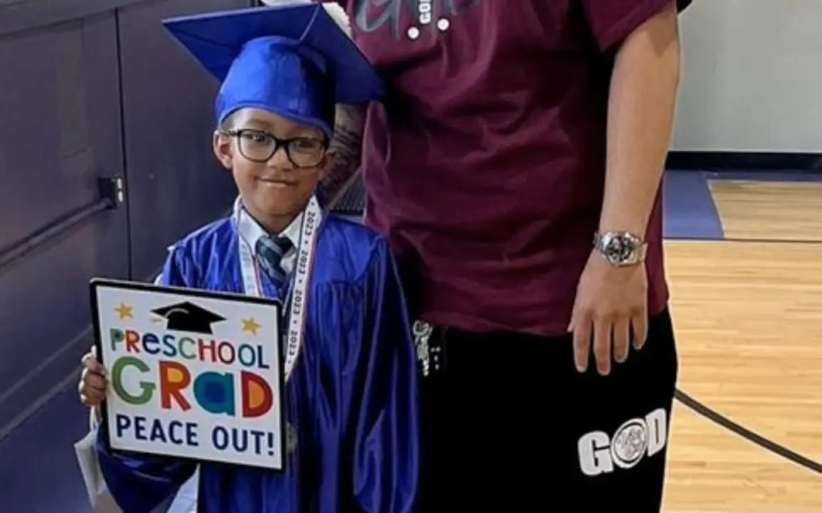  Jaxon en su graduaci&oacute;n 