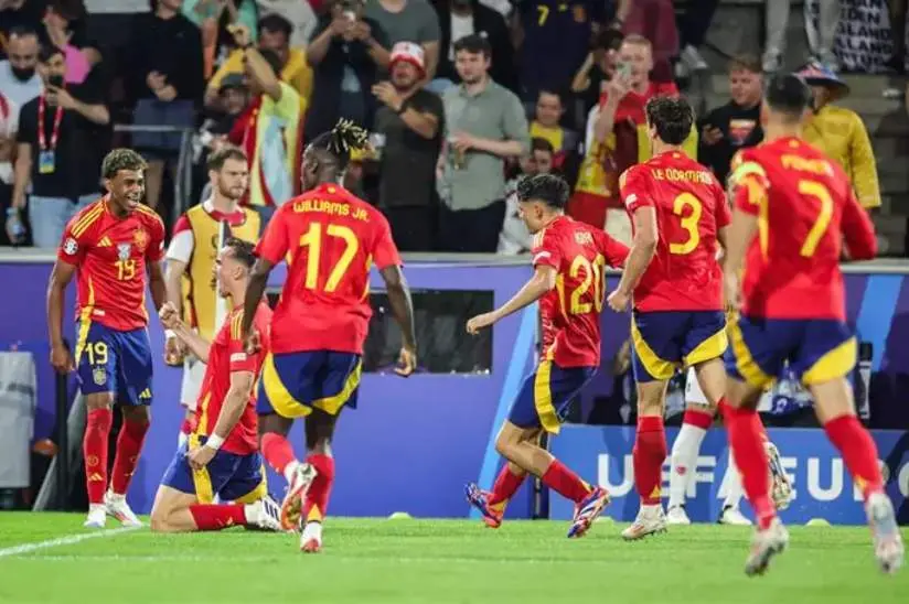  Los jugadores de la selecci&oacute;n celebrando el gol de Fab&iacute;an para remontar 