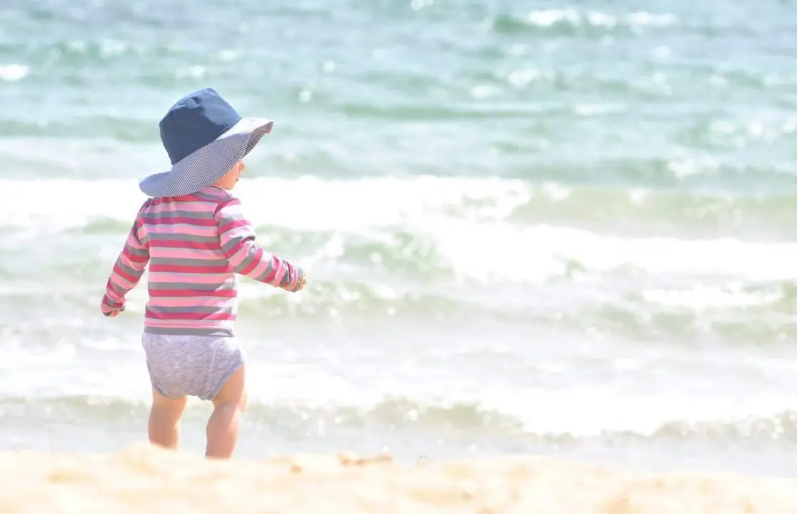  Archivo - Beb&eacute; en la playa, sol, crema solar - ATIDA - Archivo 