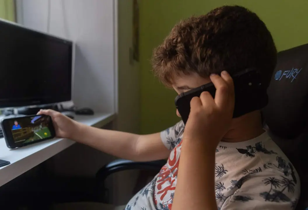  Archivo - Un ni&ntilde;o usa el tel&eacute;fono m&oacute;vil y una tablet, a 18 de octubre de 2023, en Madrid (Espa&ntilde;a) 