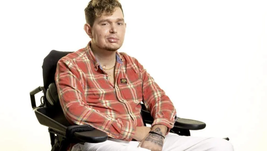  El escritor Howard Wicks, que escribi&oacute; su libro solo con sus ojos 