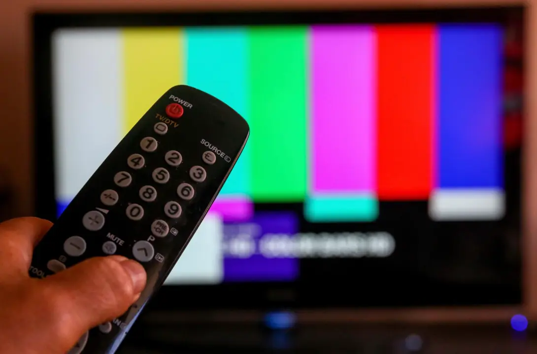  Archivo - Una persona utiliza su mando de la televisi&oacute;n - Ricardo Rubio - Europa Press - Archivo 