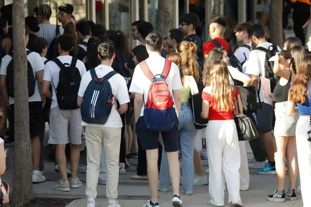  Archivo - Estudiantes a su llegada al primer d&iacute;a de las pruebas de la Evaluaci&oacute;n del Bachillerato para el Acceso a la Universidad (EBAU), en la Universidad de Espinardo, a 5 de junio de 2024, en Murcia, Regi&oacute;n de Murcia (Espa&ntilde;a). Un total de 7.547 estudia - Edu Botella - Europa Press - Archivo 