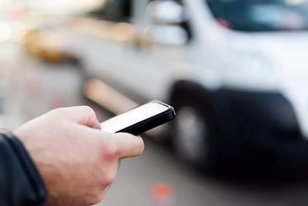 Archivo - Imagen de un hombre con un tel&eacute;fono m&oacute;vil - AYUNTAMIENTO DE VAL&Egrave;NCIA - Archivo 