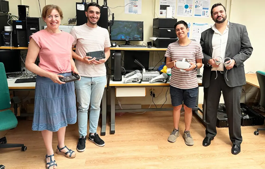  Equipo de investigaci&oacute;n de la Universidad de M&aacute;laga que ha probado con &eacute;xito una conexi&oacute;n de red m&oacute;vil m&aacute;s r&aacute;pida que las tradicionales. 