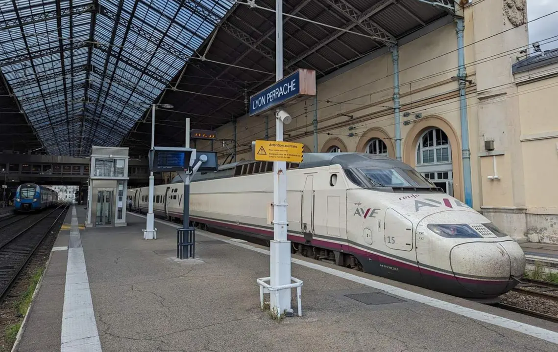  Archivo - Un AVE de Renfe en una estaci&oacute;n de Francia. - RENFE - Archivo 