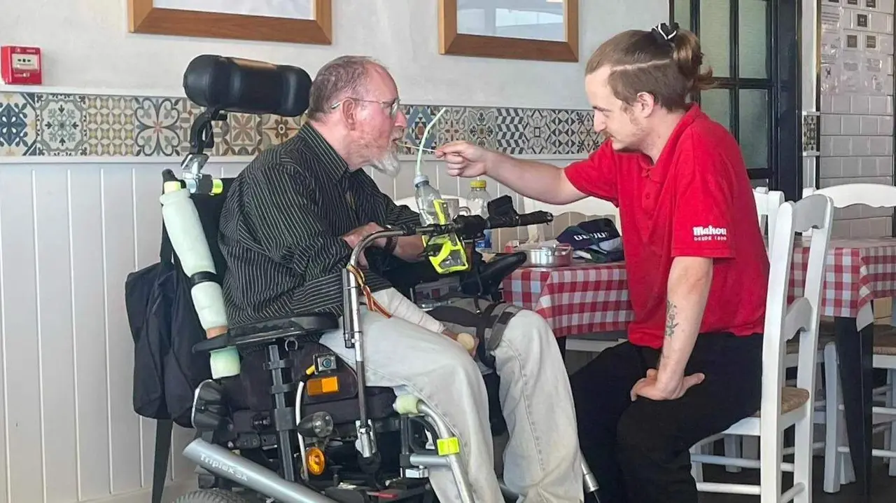  Pedro atendiendo a su cliente parapl&eacute;jico 