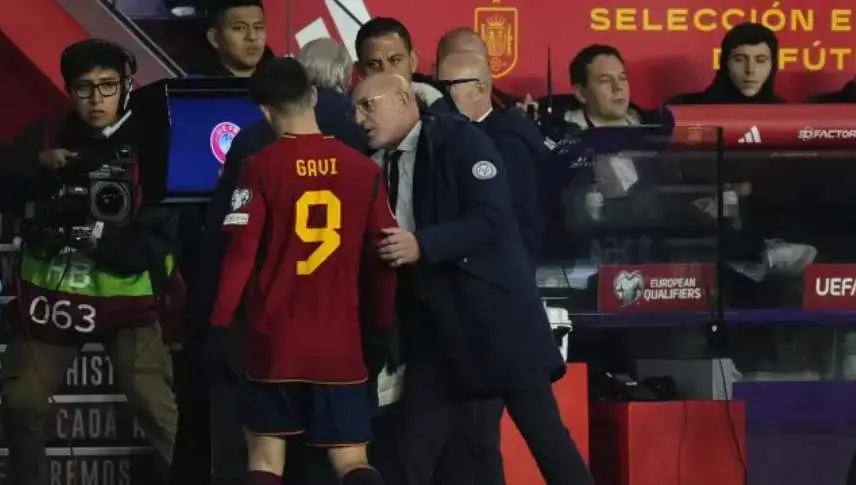 Gavi retir&aacute;ndose lesionado tras el partido contra Georgia 