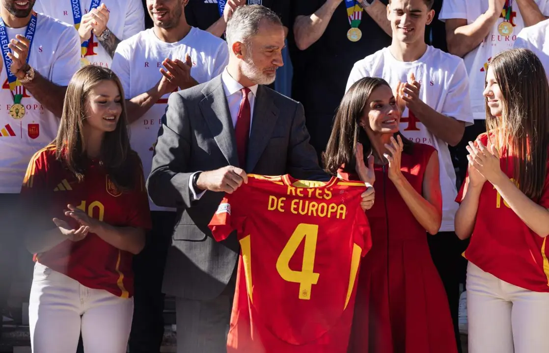  Los Reyes Felipe VI y Letizia; la Princesa Leonor y la Infanta Sof&iacute;a reciben a la selecci&oacute;n espa&ntilde;ola de f&uacute;tbol por la conquista de la Eurocopa de Alemania - Carlos Luj&aacute;n - Europa Press 